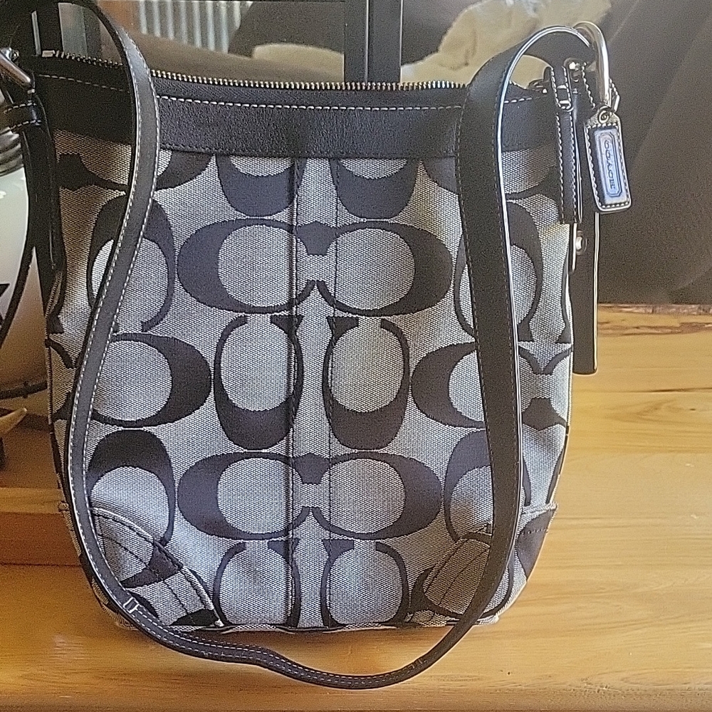 Coach sig sft duffle in black and white